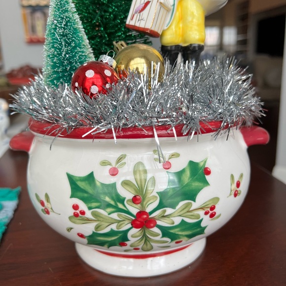 Caroling Boy Handmade Vintage Christmas Vignette/Diorama Decoration - Picture 5 of 12